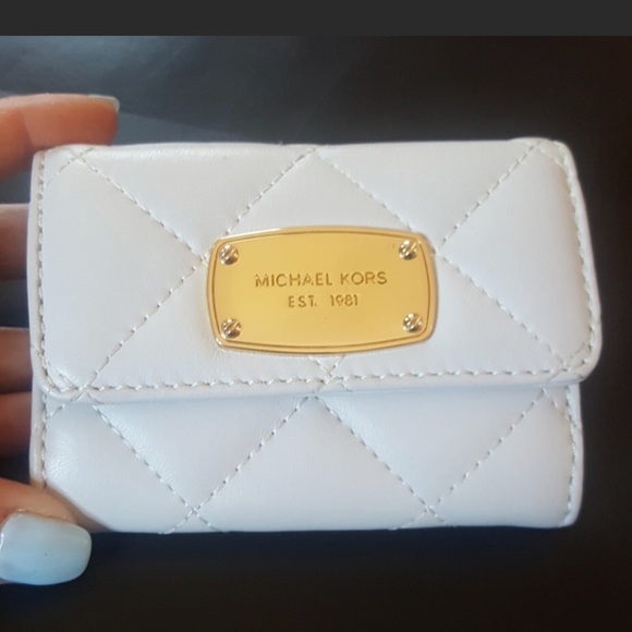 Michael Kors Keychain Wallet - Picture 2 of 8